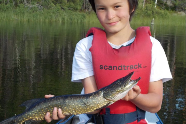 Scandtrack Kanutour Schweden 18DerSohnundseinersterHechtJPG