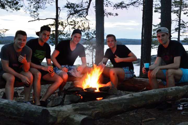 Scandtrack Kanutour Schweden GruppenfotoamFeuer
