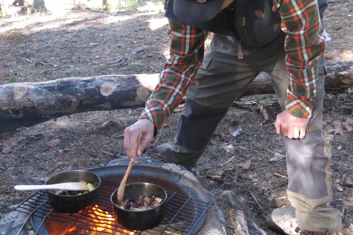 Scandtrack Kanutour Schweden 02BrnDieerstewarmeMahlzeit