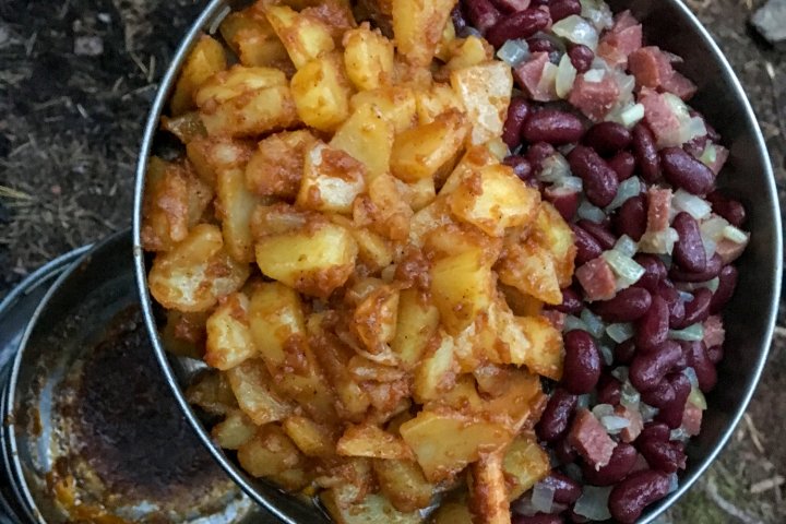 Scandtrack Kanutour Schweden BratkartoffelnmitBohnenundSpeck