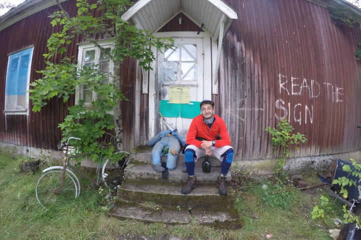 Scandtrack Kanutour Schweden 09IchvoreinemverlassenemHausbeimAutofriedhof