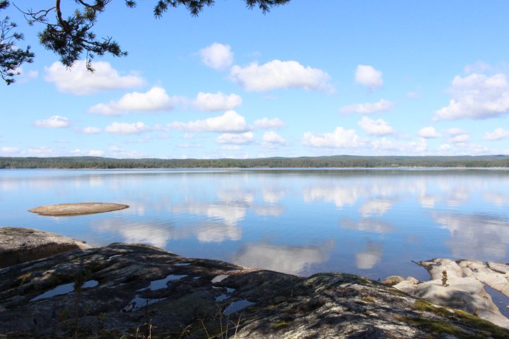 Scandtrack Kanutour Schweden 11WiesichdieWolkenimWasserspiegelnTraumhaft