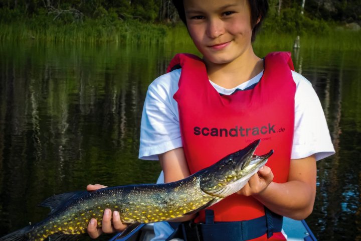 Scandtrack Kanutour Schweden 18DerSohnundseinersterHechtJPG
