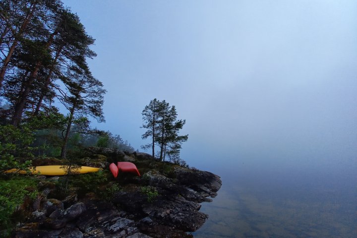 Scandtrack Kanutour Schweden 6-Kajaks-im-Nebel