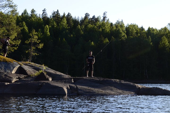 Scandtrack Kanutour Schweden Micha-mit-Angel-auf-Insel