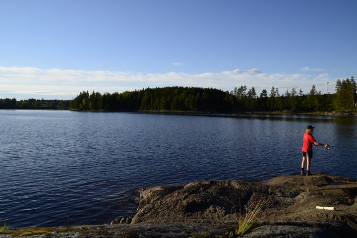Scandtrack Kanutour Schweden Timo-beim-Angeln