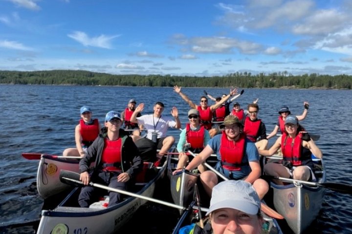 Scandtrack Kanutour Schweden Gruppenbild-auf-Wasser