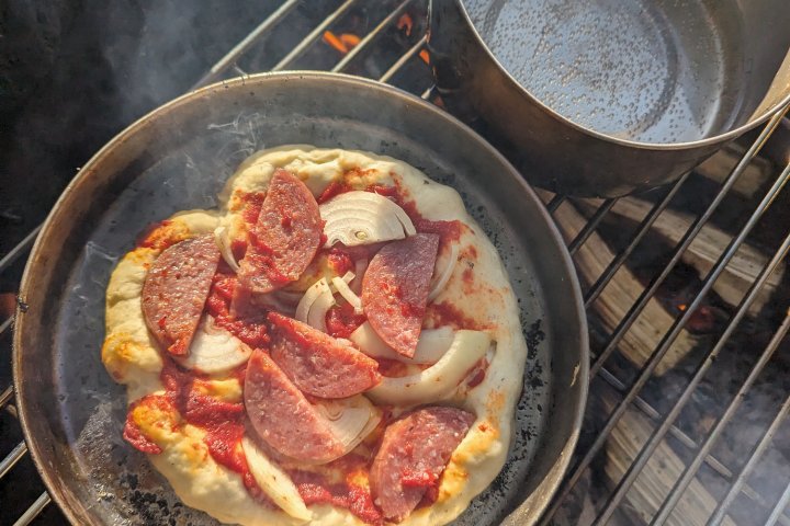 Scandtrack Kanutour Schweden Bild17PizzaueberFeuerstelle