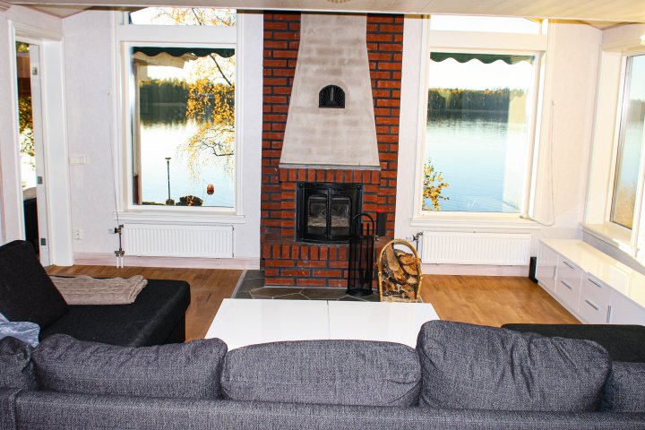 Scandtrack Kanutour Schweden 06---Main-house-living-room-with-fireplace